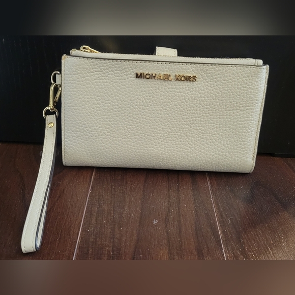 Michael Kors Adele Leather Smartphone wallet.  New - Picture 3 of 10